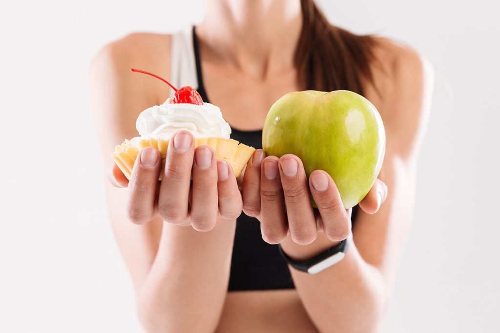 Mujer deportista disfrutando un postre saludable después del entrenamiento